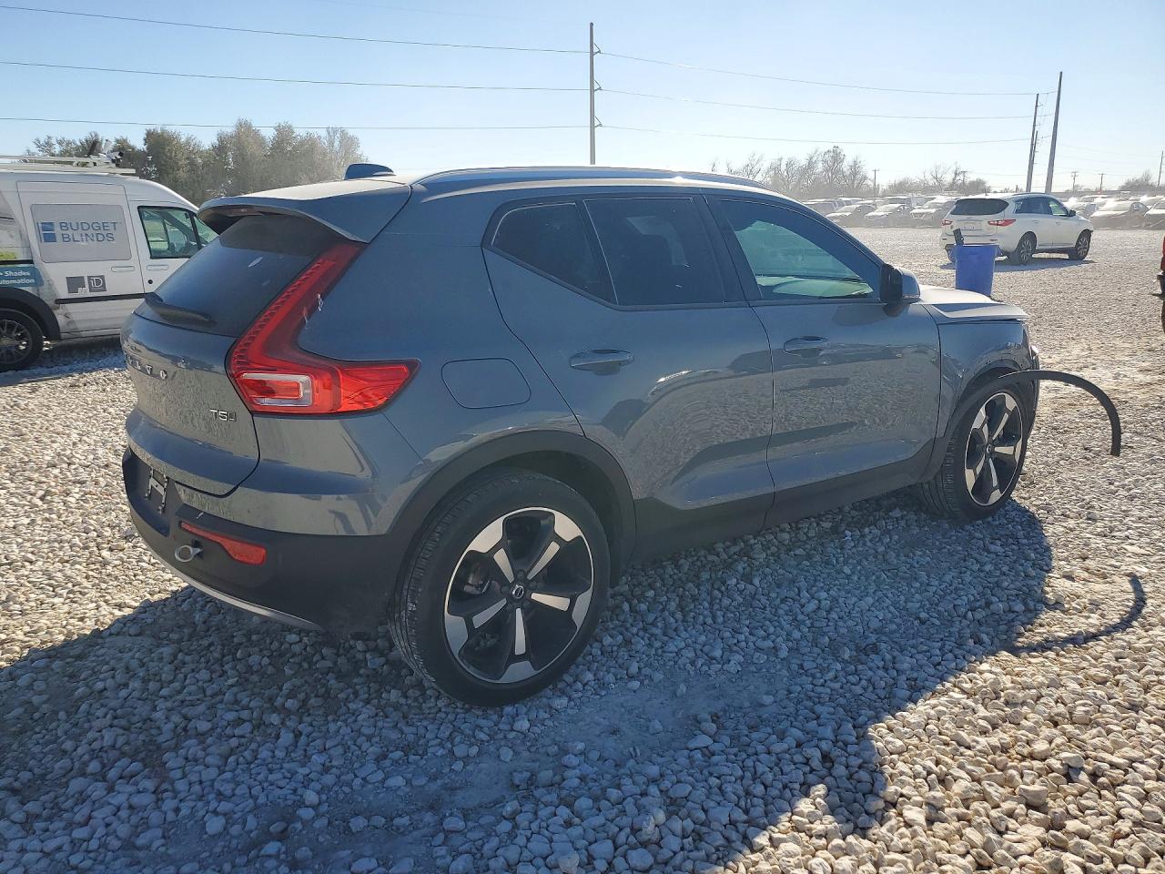 2020 VOLVO XC40 T5 MOMENTUM photo 3