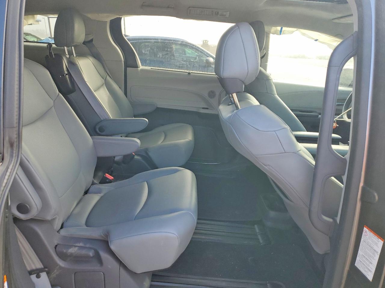 2021 TOYOTA SIENNA XLE photo 11