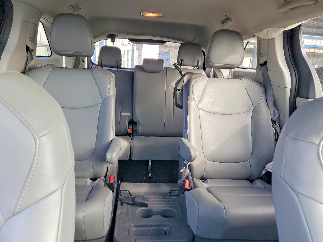 2021 TOYOTA SIENNA XLE photo 10