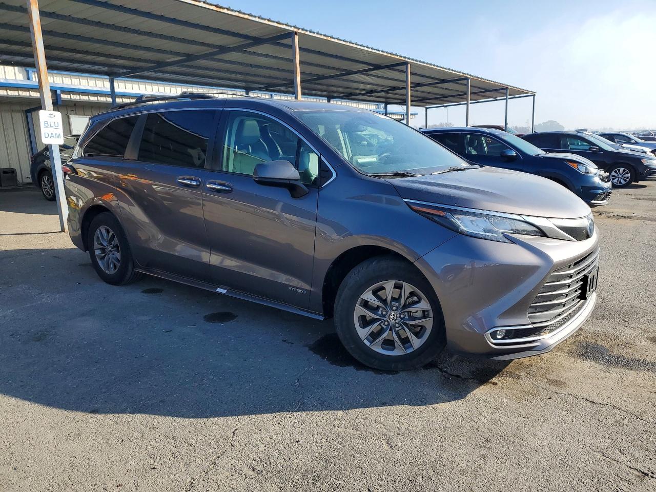 2021 TOYOTA SIENNA XLE photo 4