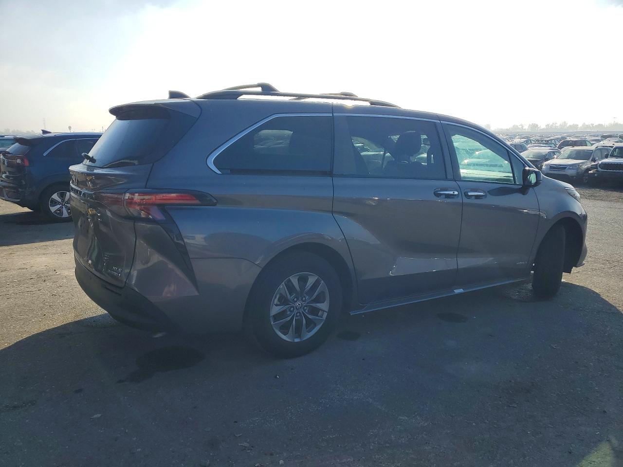 2021 TOYOTA SIENNA XLE photo 3