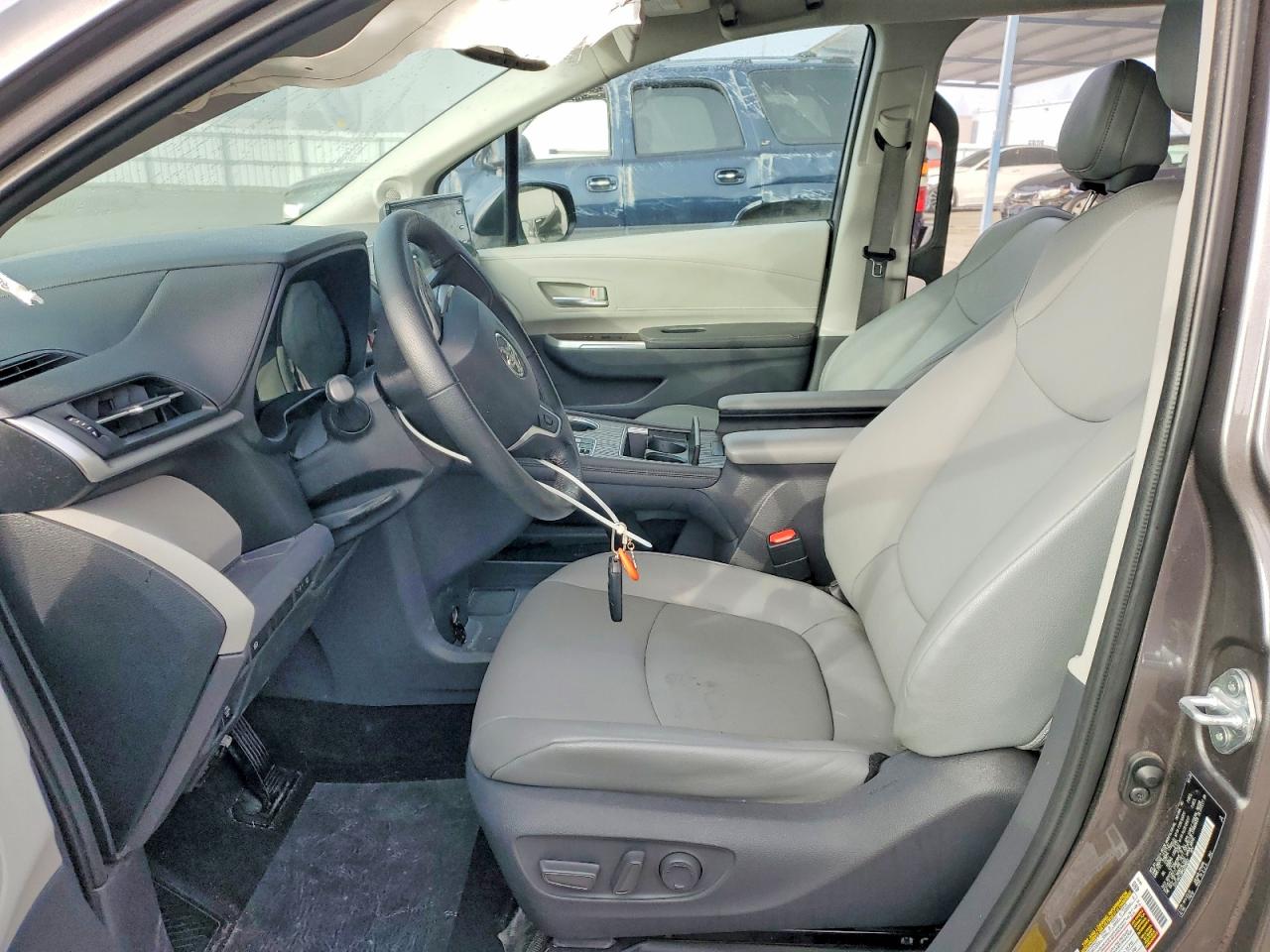 2021 TOYOTA SIENNA XLE photo 7