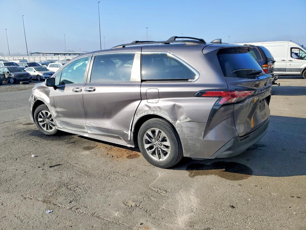 2021 TOYOTA SIENNA XLE photo 2
