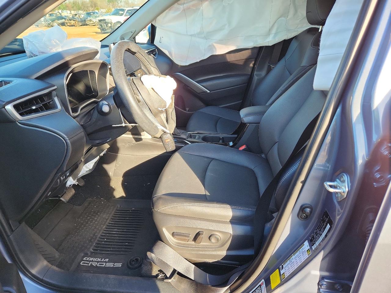 2023 TOYOTA COROLLA CROSS XLE photo 13