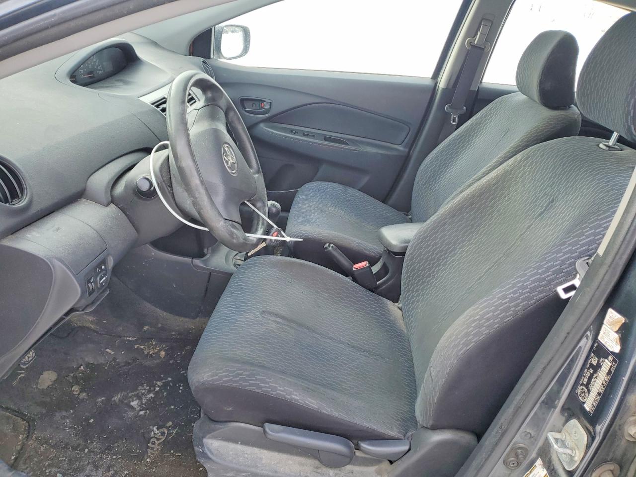 2010 TOYOTA YARIS photo 19