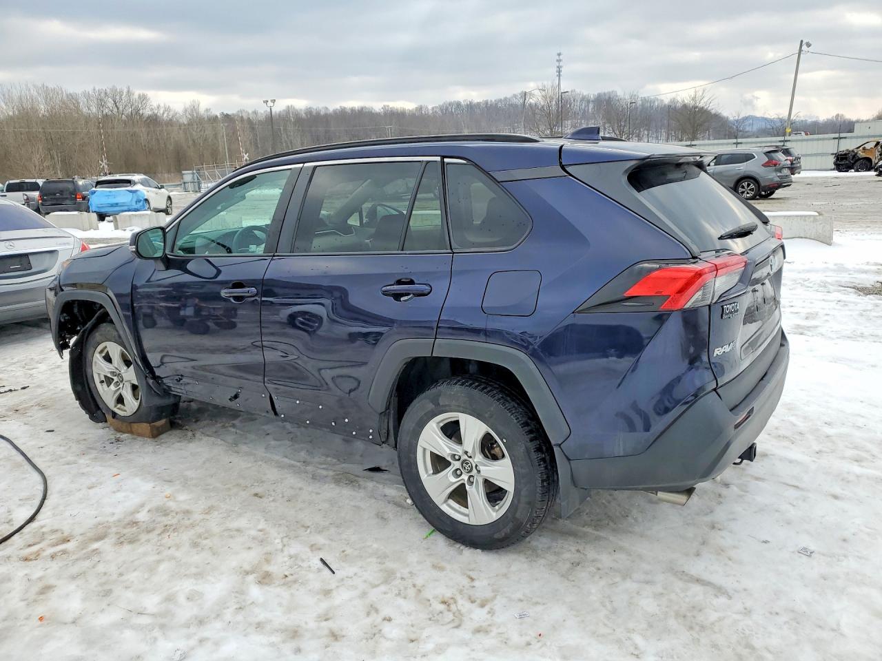 2021 TOYOTA RAV4 XLE photo 3