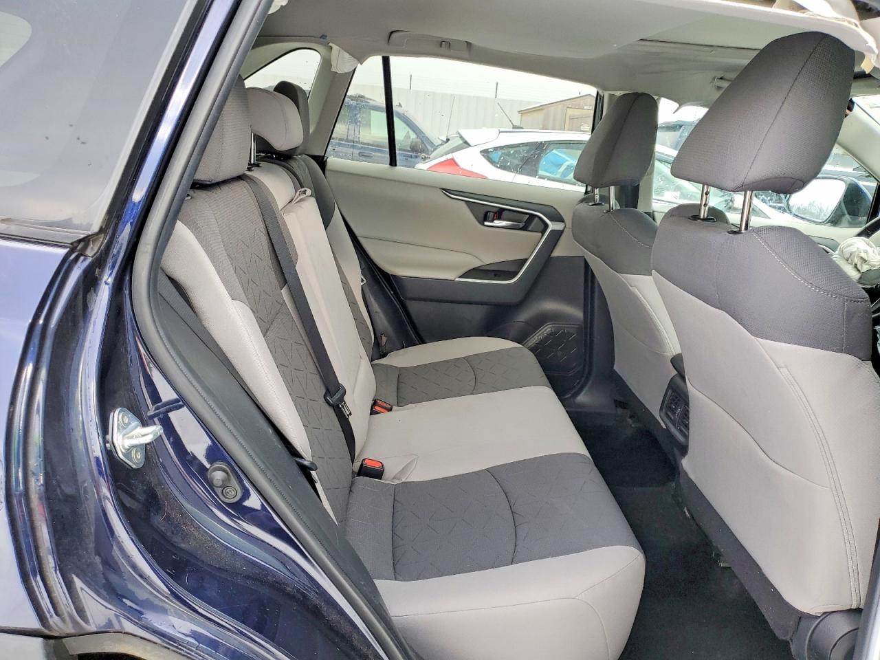 2021 TOYOTA RAV4 XLE photo 21