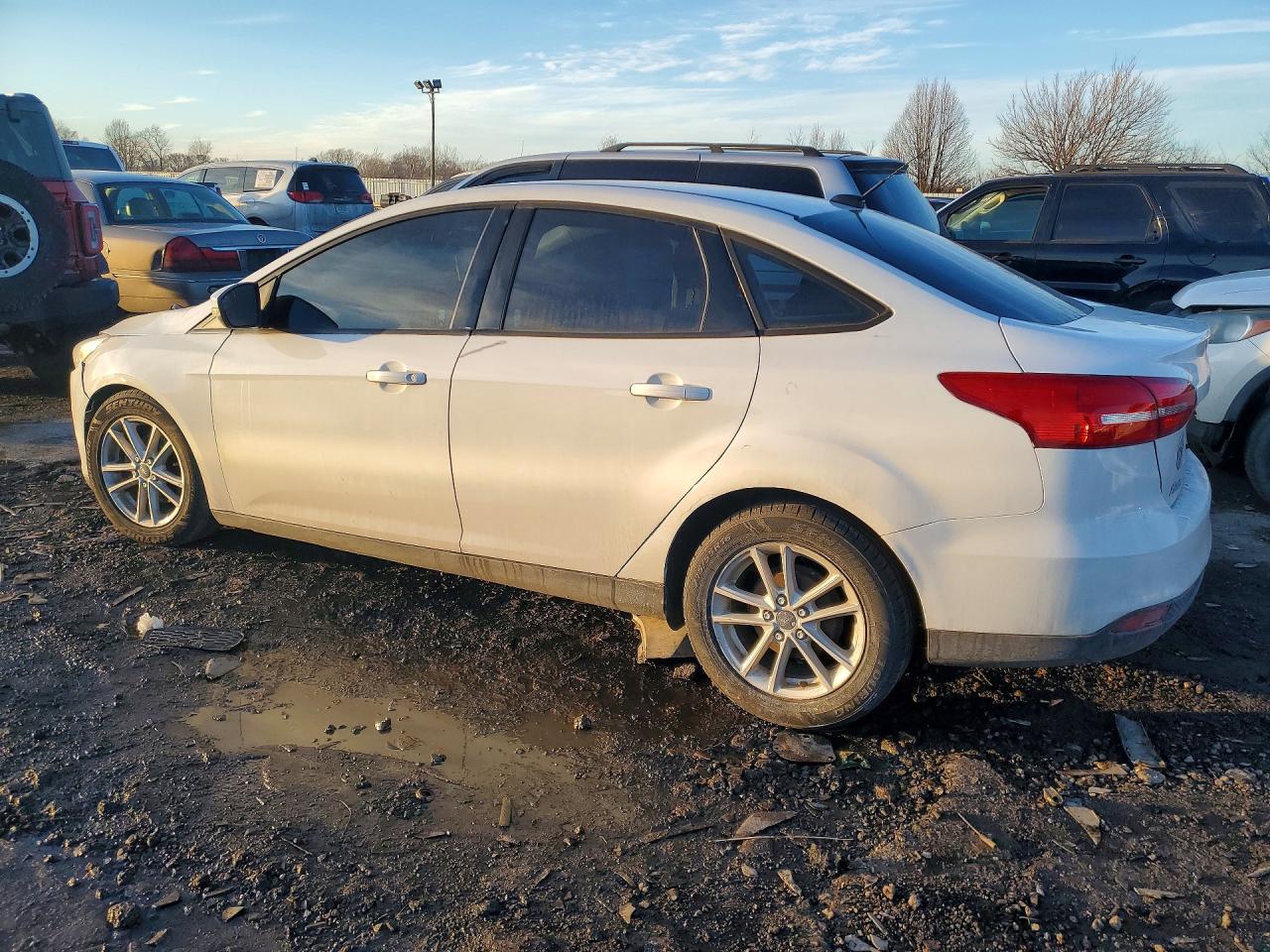 2017 FORD FOCUS SE photo 2