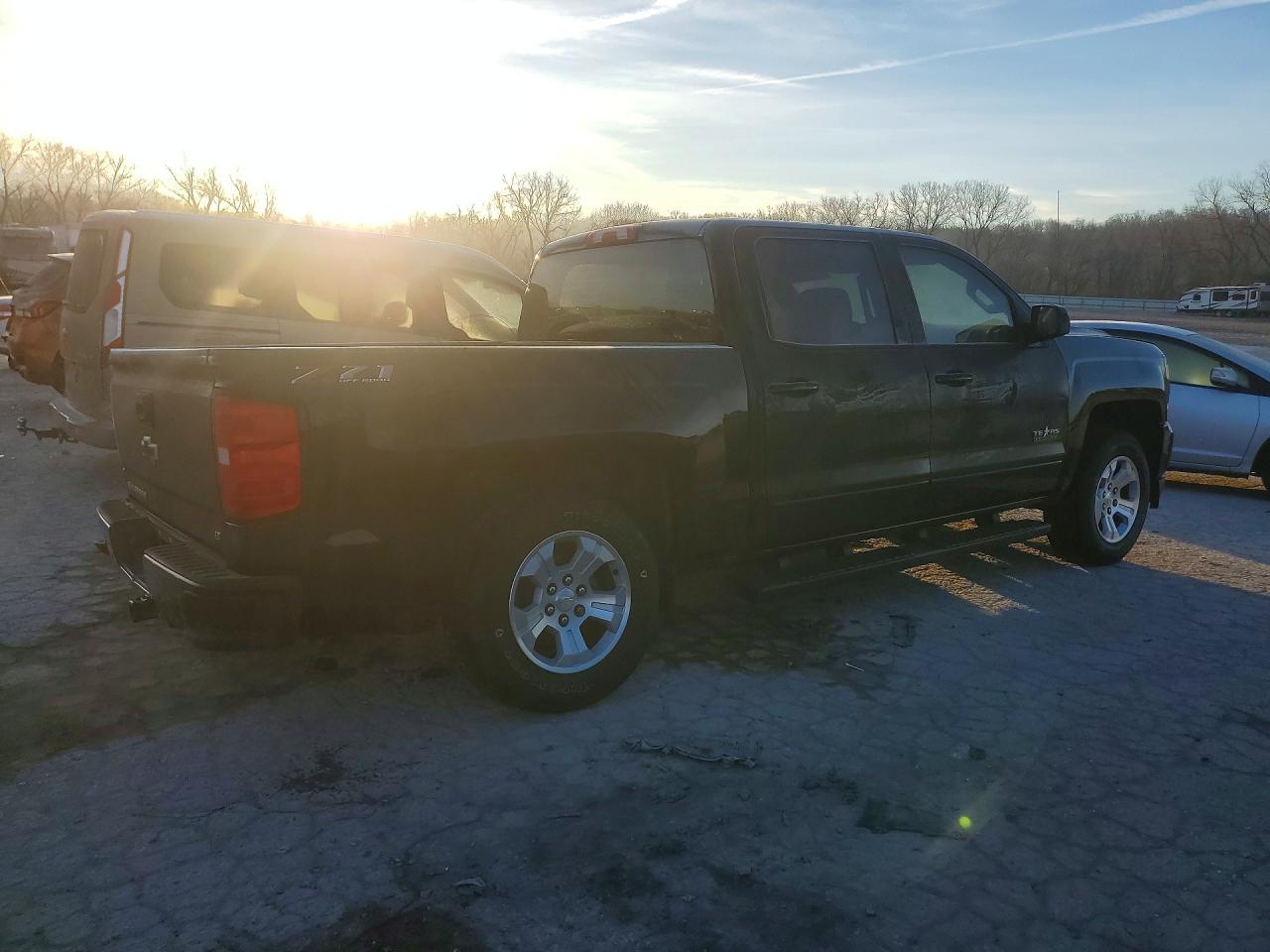 2018 CHEVROLET SILVERADO K1500 LT photo 3