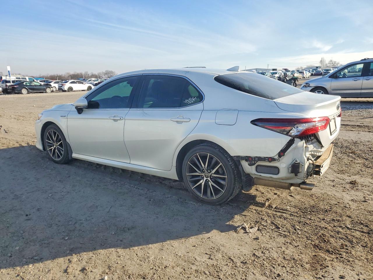 2021 TOYOTA CAMRY XLE photo 3