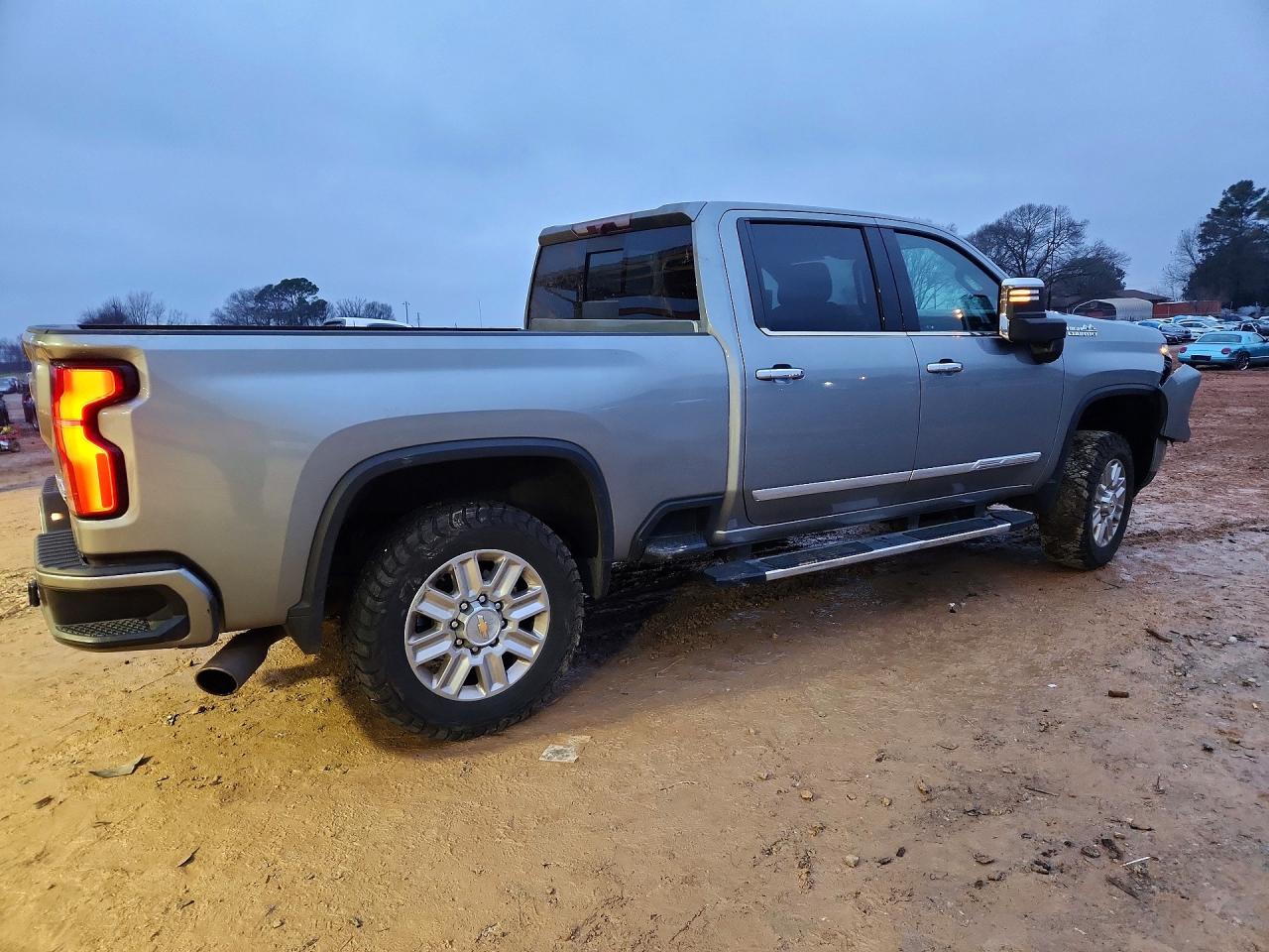 2024 CHEVROLET SILVERADO K2500 HIGH COUNTRY photo 3