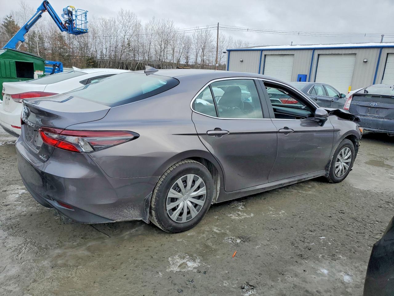 2023 TOYOTA CAMRY LE photo 3