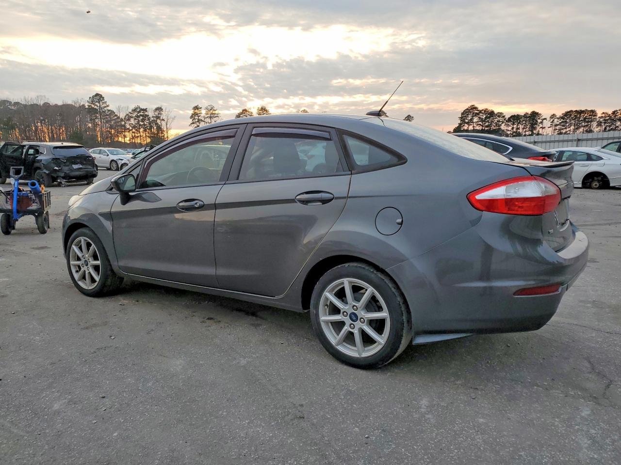 2019 FORD FIESTA SE photo 2