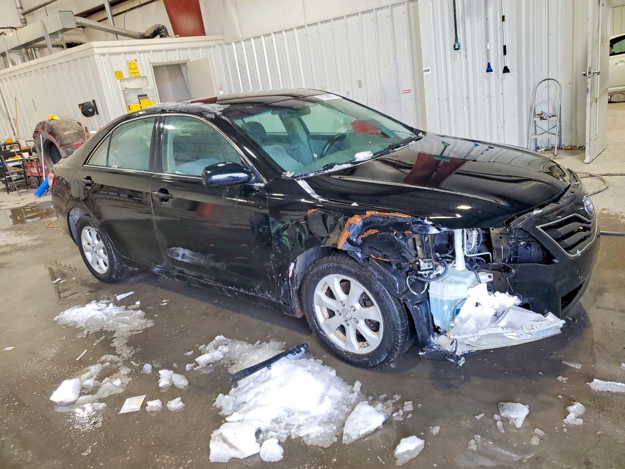 2011 TOYOTA CAMRY LE photo 4