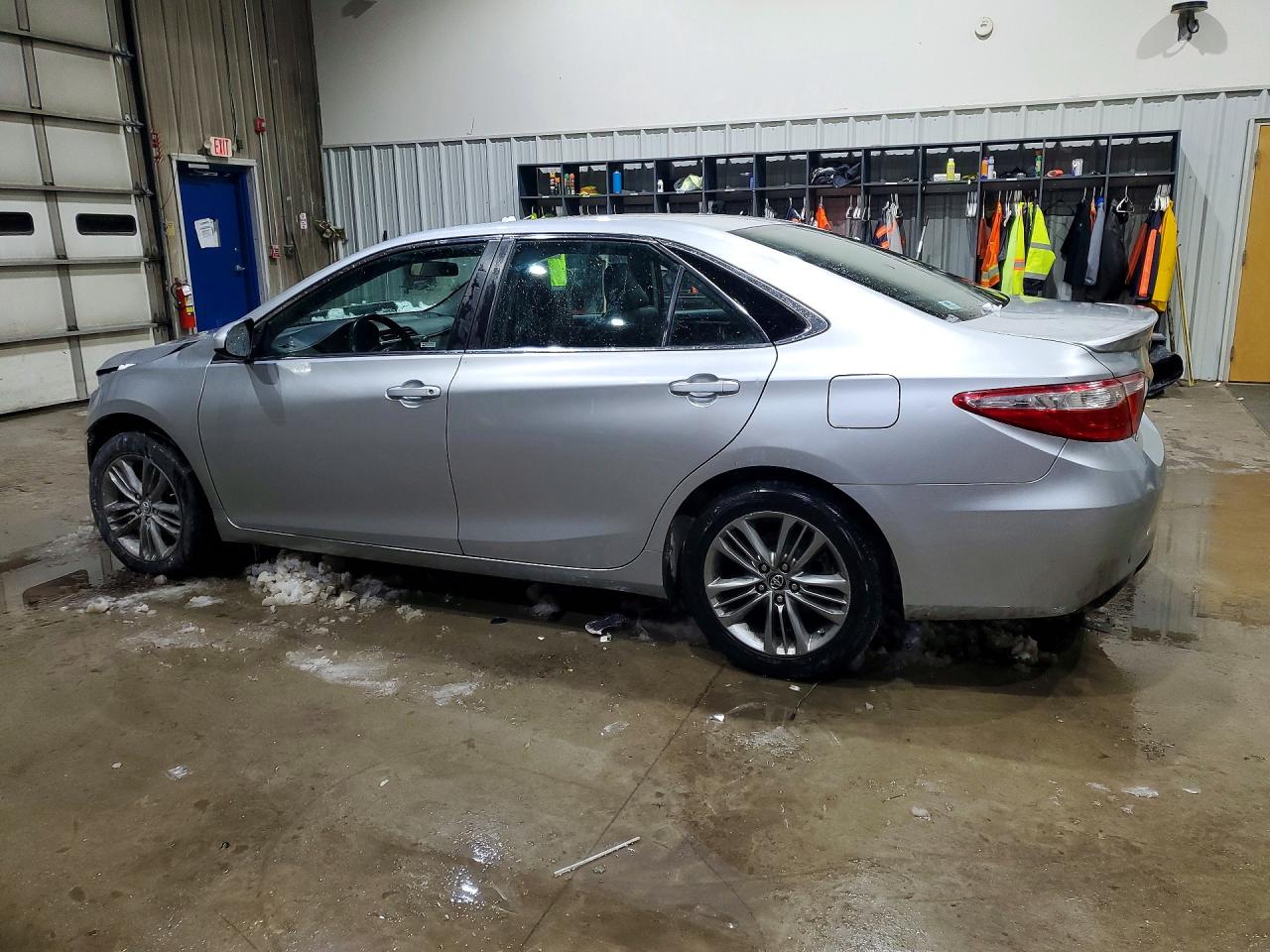 2017 TOYOTA CAMRY SE photo 3