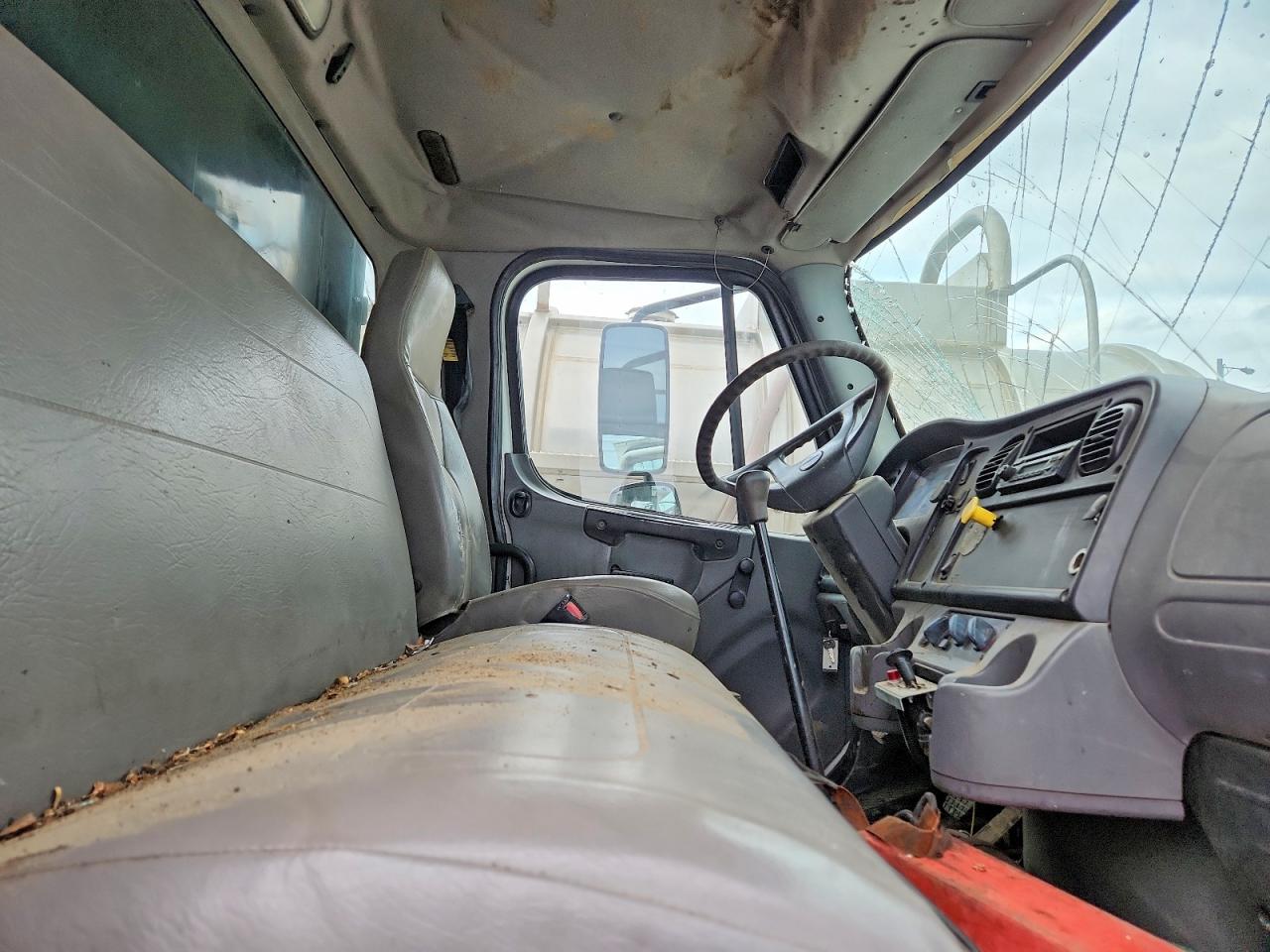 2005 FREIGHTLINER M2 106 MEDIUM DUTY photo 5