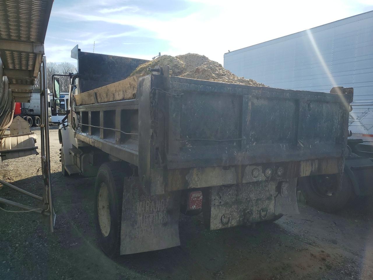 2005 FREIGHTLINER M2 106 MEDIUM DUTY photo 2