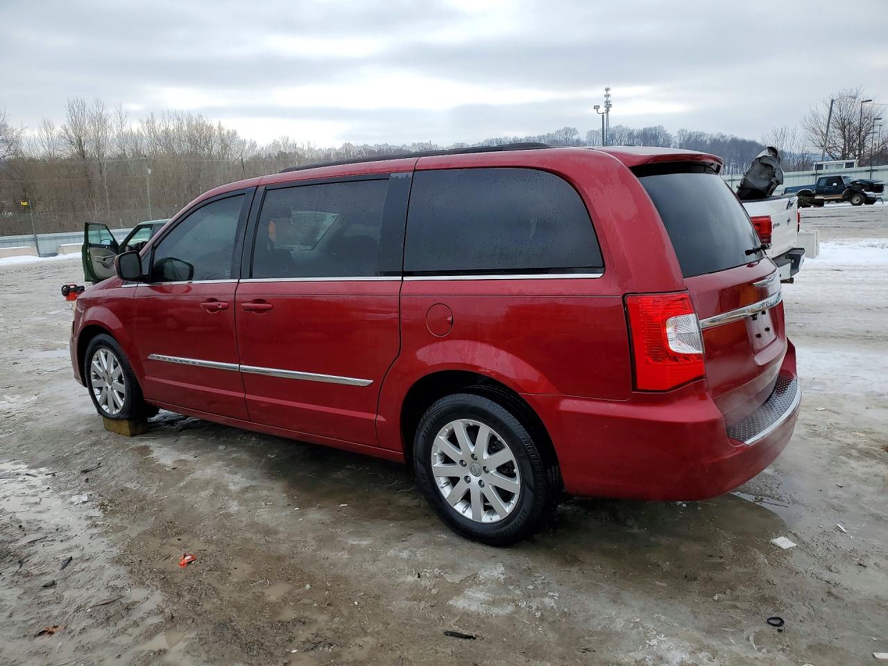 2013 CHRYSLER TOWN & COUNTRY TOURING photo 2
