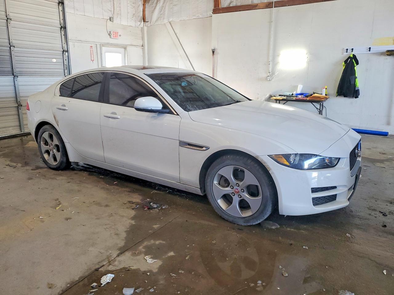 2017 JAGUAR XE photo 4