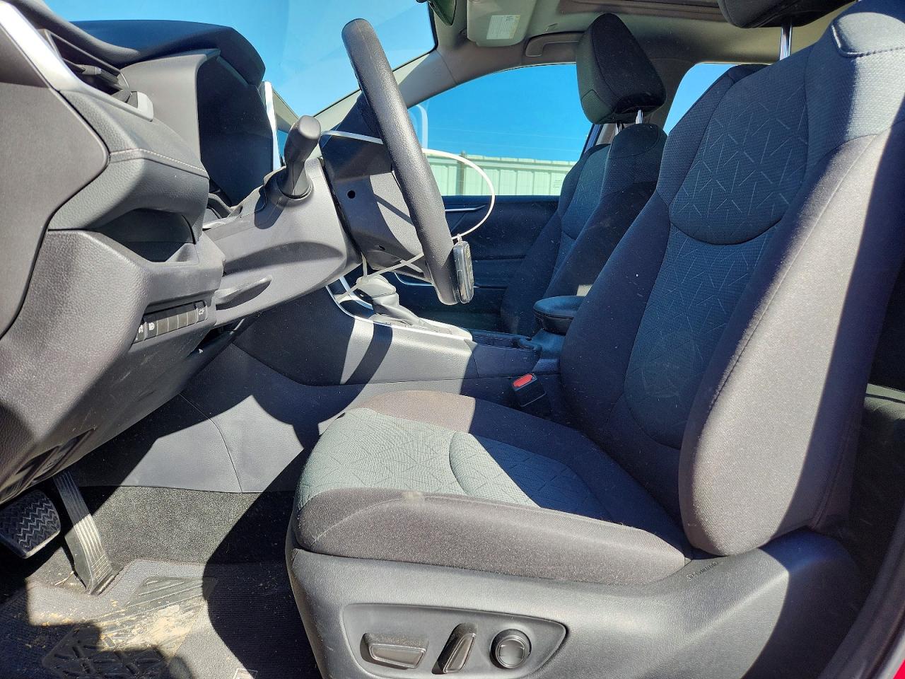 2025 TOYOTA RAV4 XLE photo 7
