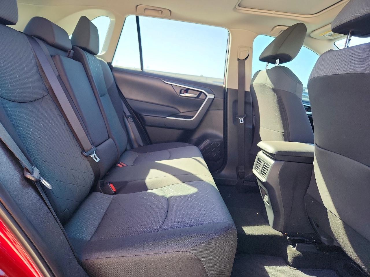 2025 TOYOTA RAV4 XLE photo 11