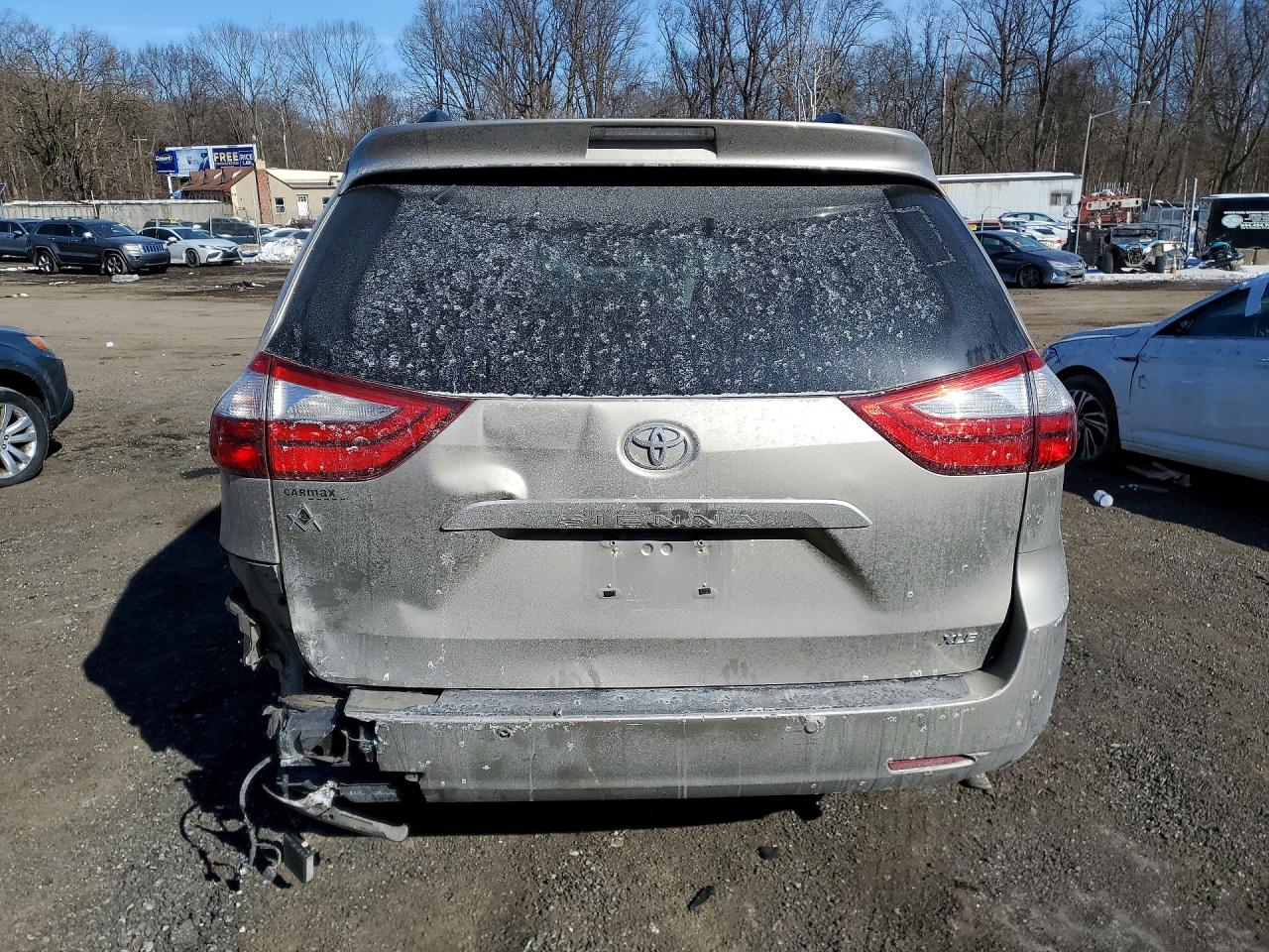 2016 TOYOTA SIENNA photo 6