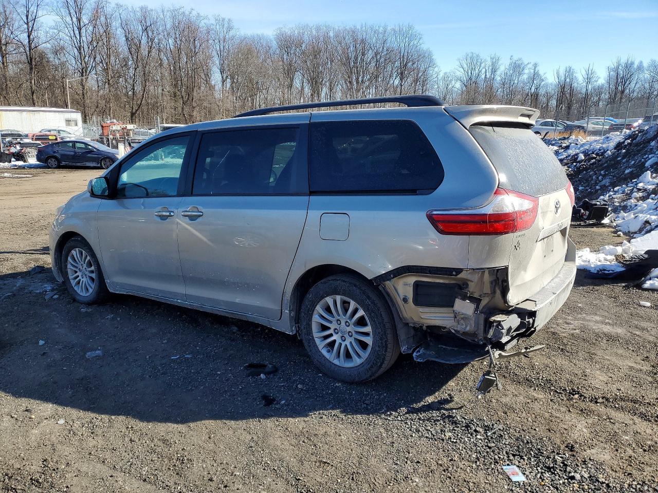 2016 TOYOTA SIENNA photo 2