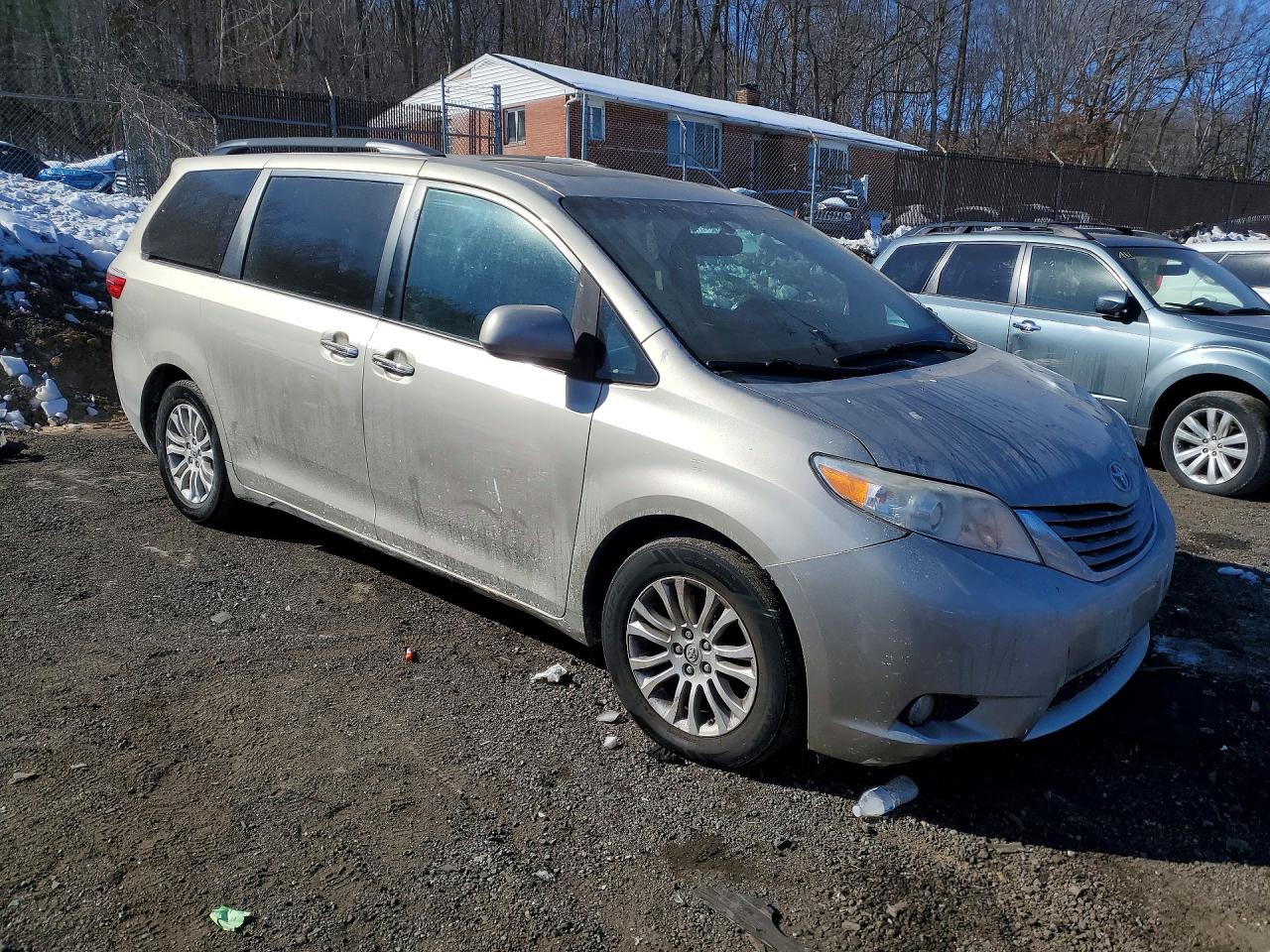 2016 TOYOTA SIENNA photo 4