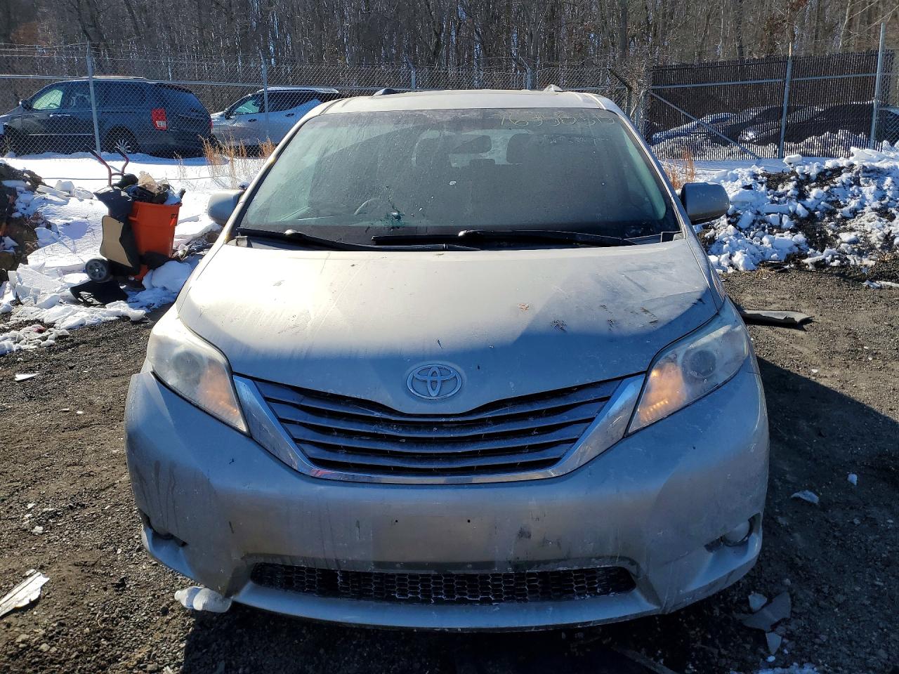 2016 TOYOTA SIENNA photo 5