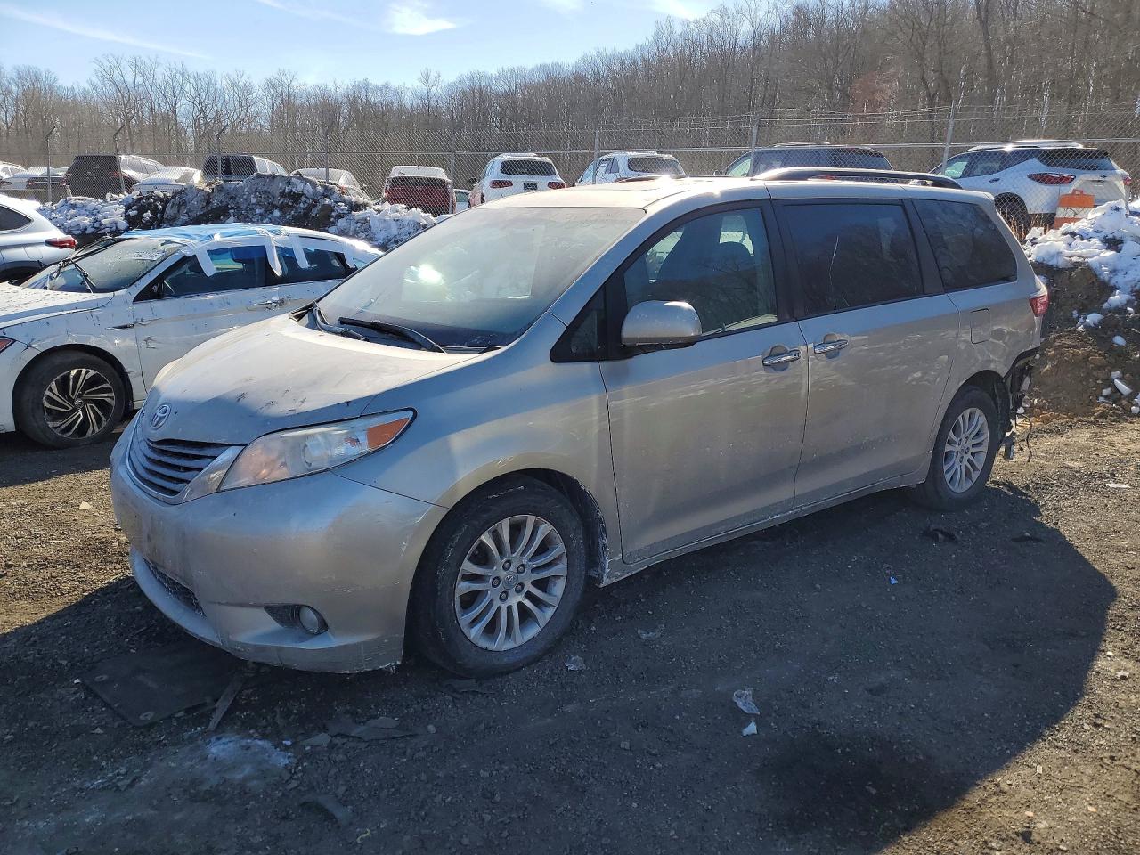 2016 TOYOTA SIENNA