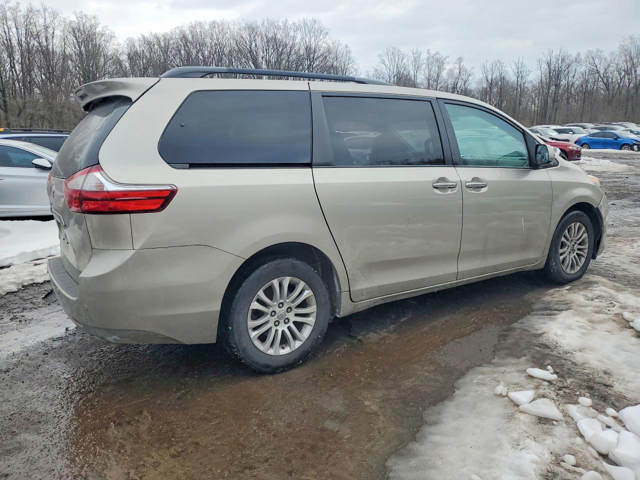 2016 TOYOTA SIENNA photo 3