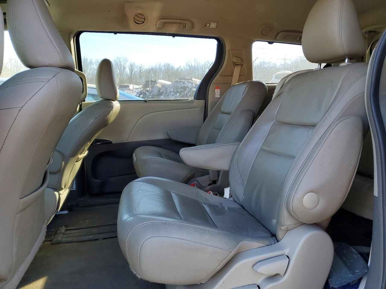 2016 TOYOTA SIENNA photo 11