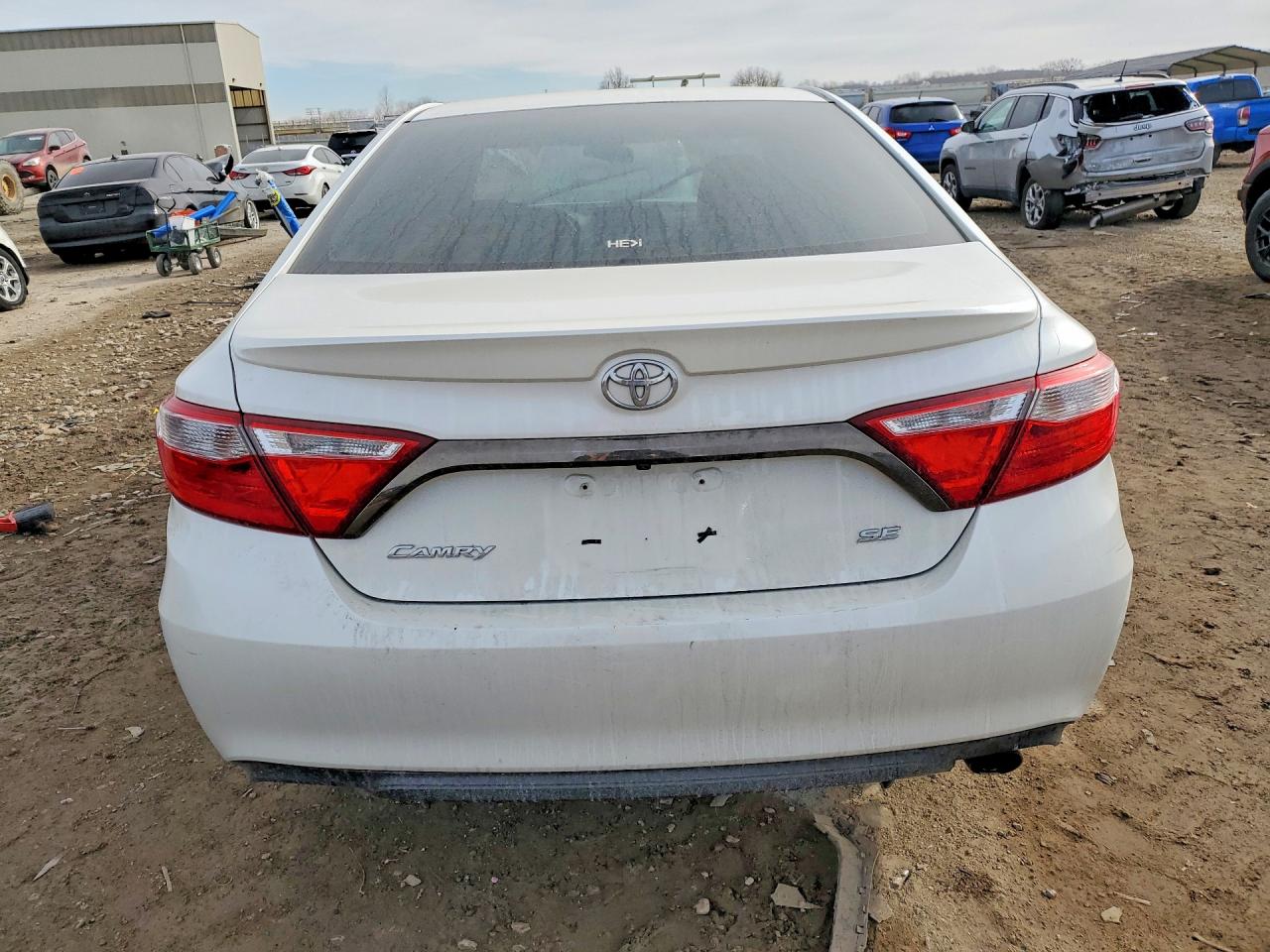 2015 TOYOTA CAMRY LE photo 16