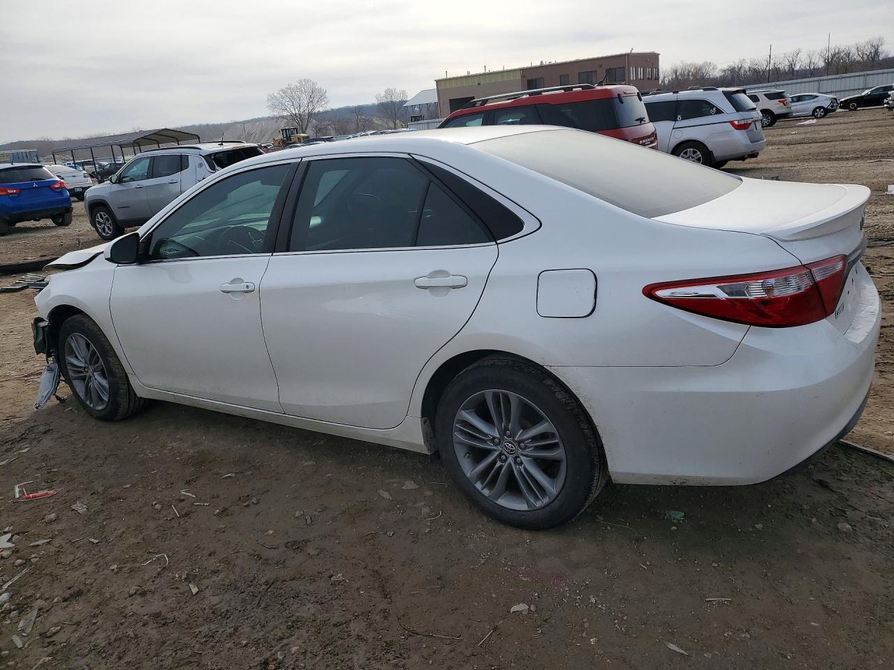 2015 TOYOTA CAMRY LE photo 4