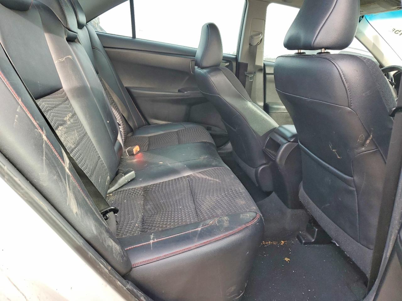 2015 TOYOTA CAMRY LE photo 28