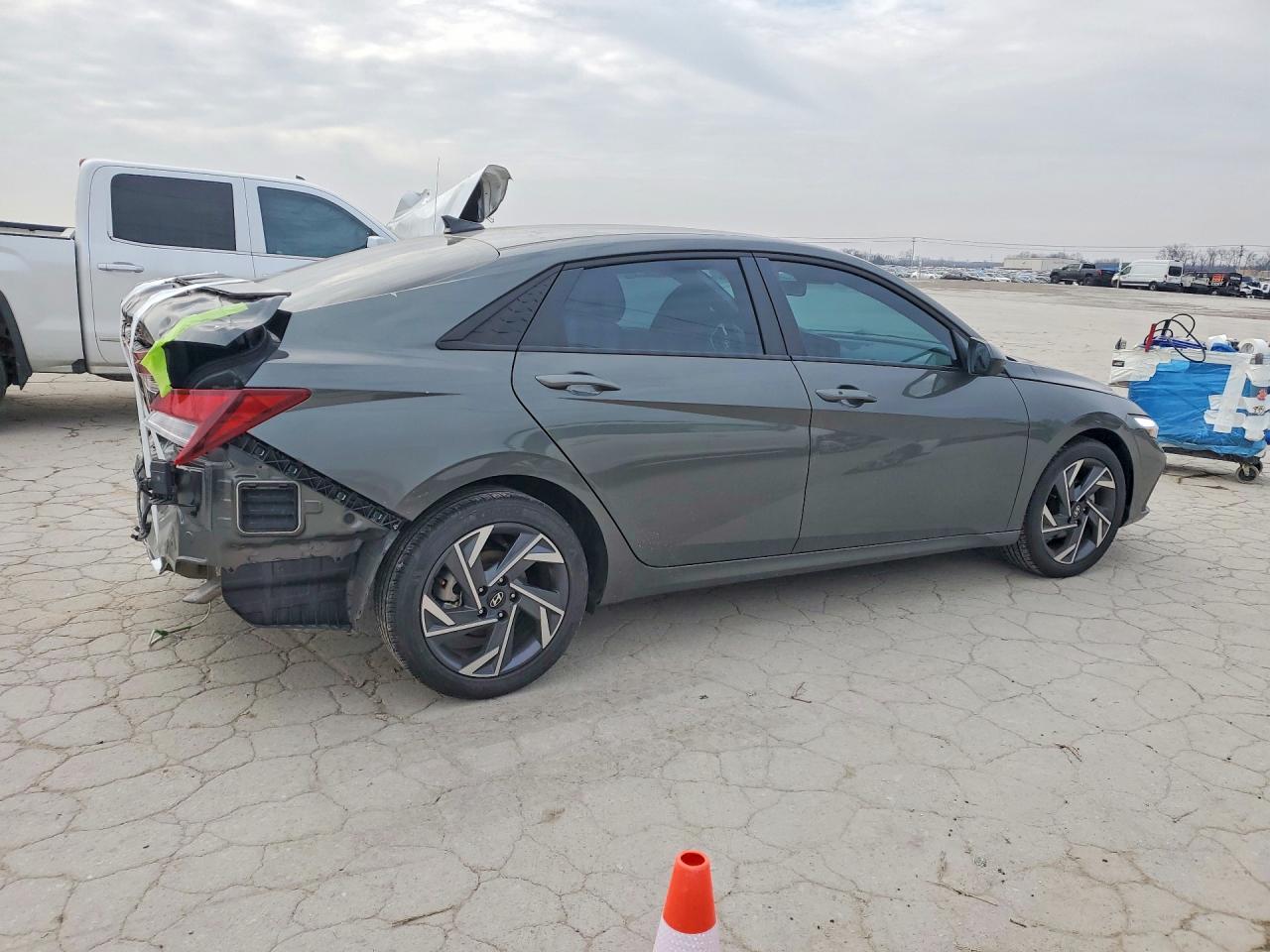 2025 HYUNDAI ELANTRA SEL SPORT photo 5