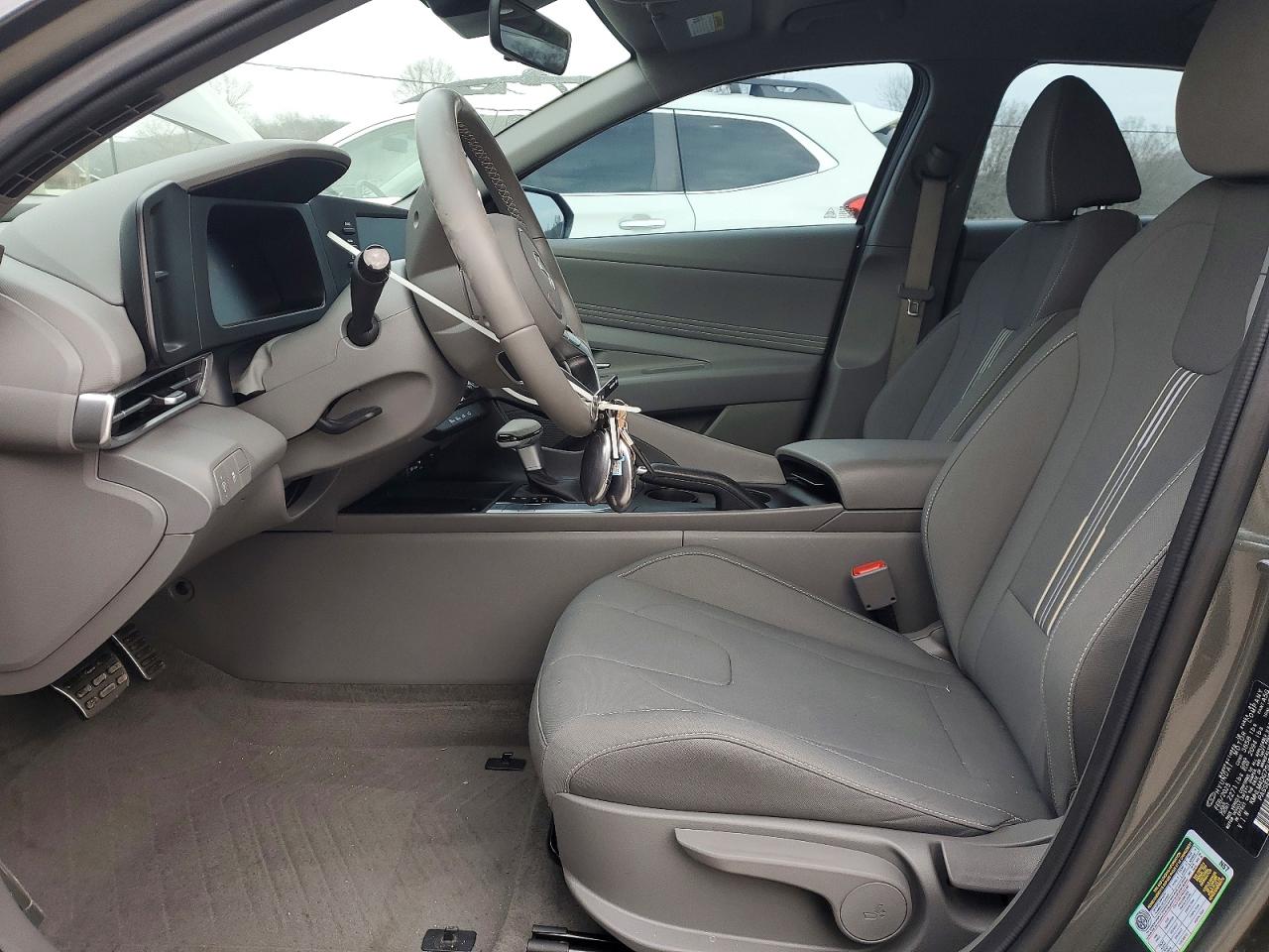 2025 HYUNDAI ELANTRA SEL SPORT photo 13