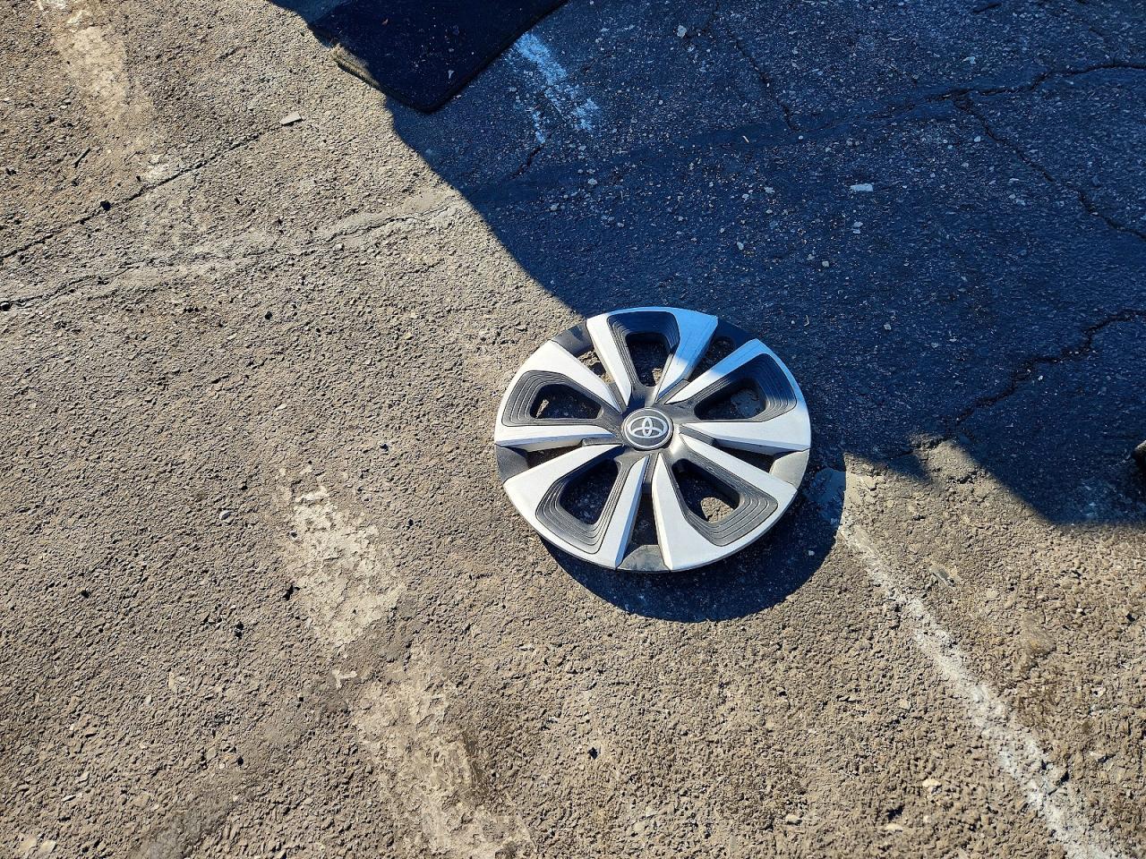 2016 TOYOTA PRIUS photo 25