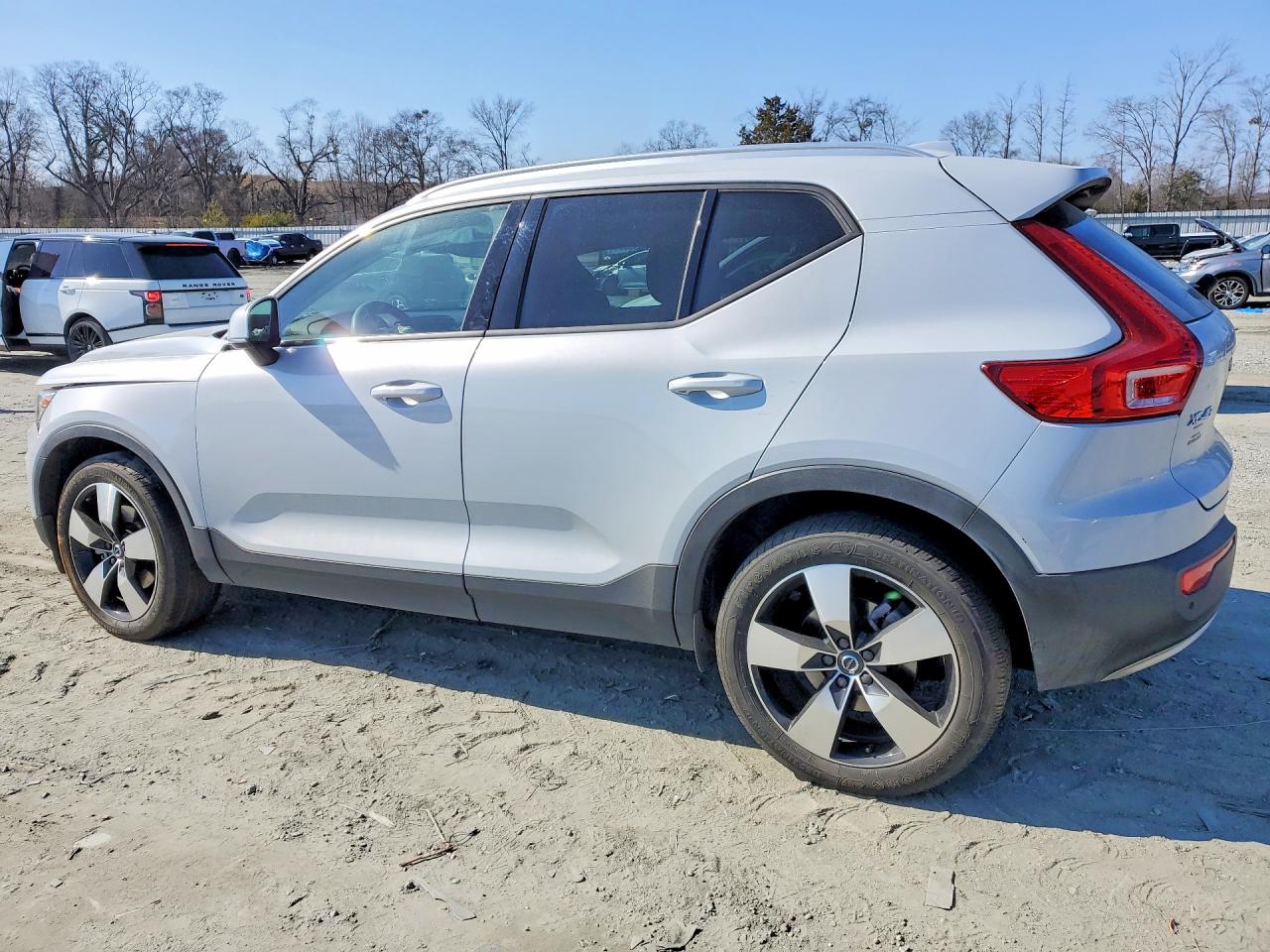 2020 VOLVO XC40 T5 MOMENTUM photo 2