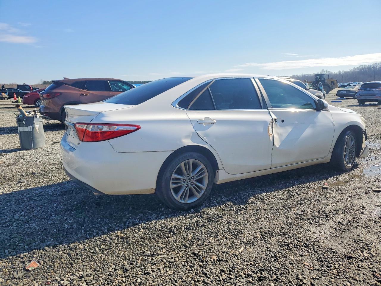 2016 TOYOTA CAMRY SE photo 5