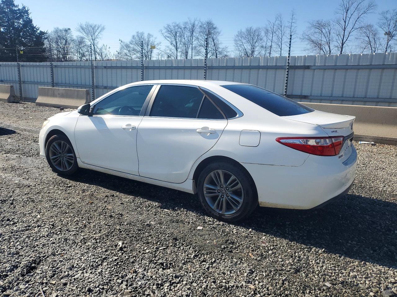 2016 TOYOTA CAMRY SE photo 3