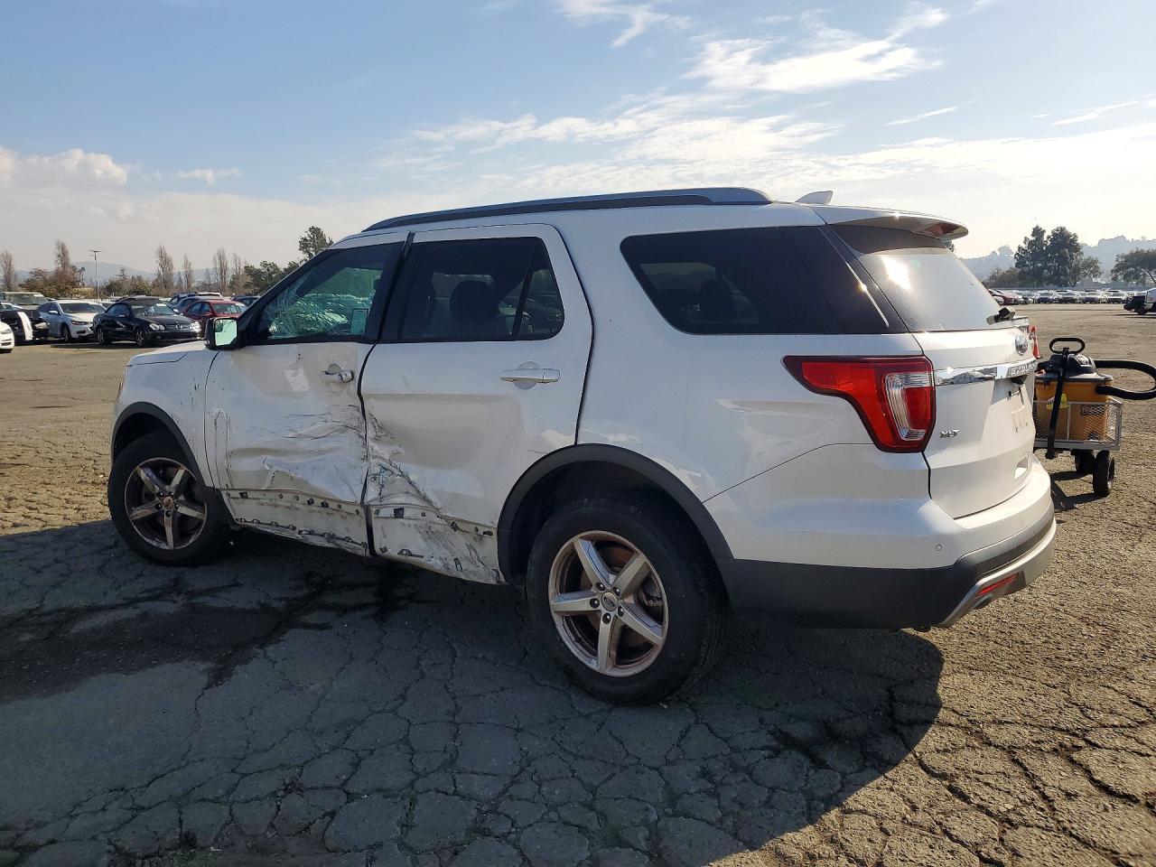 2016 FORD EXPLORER XLT photo 3