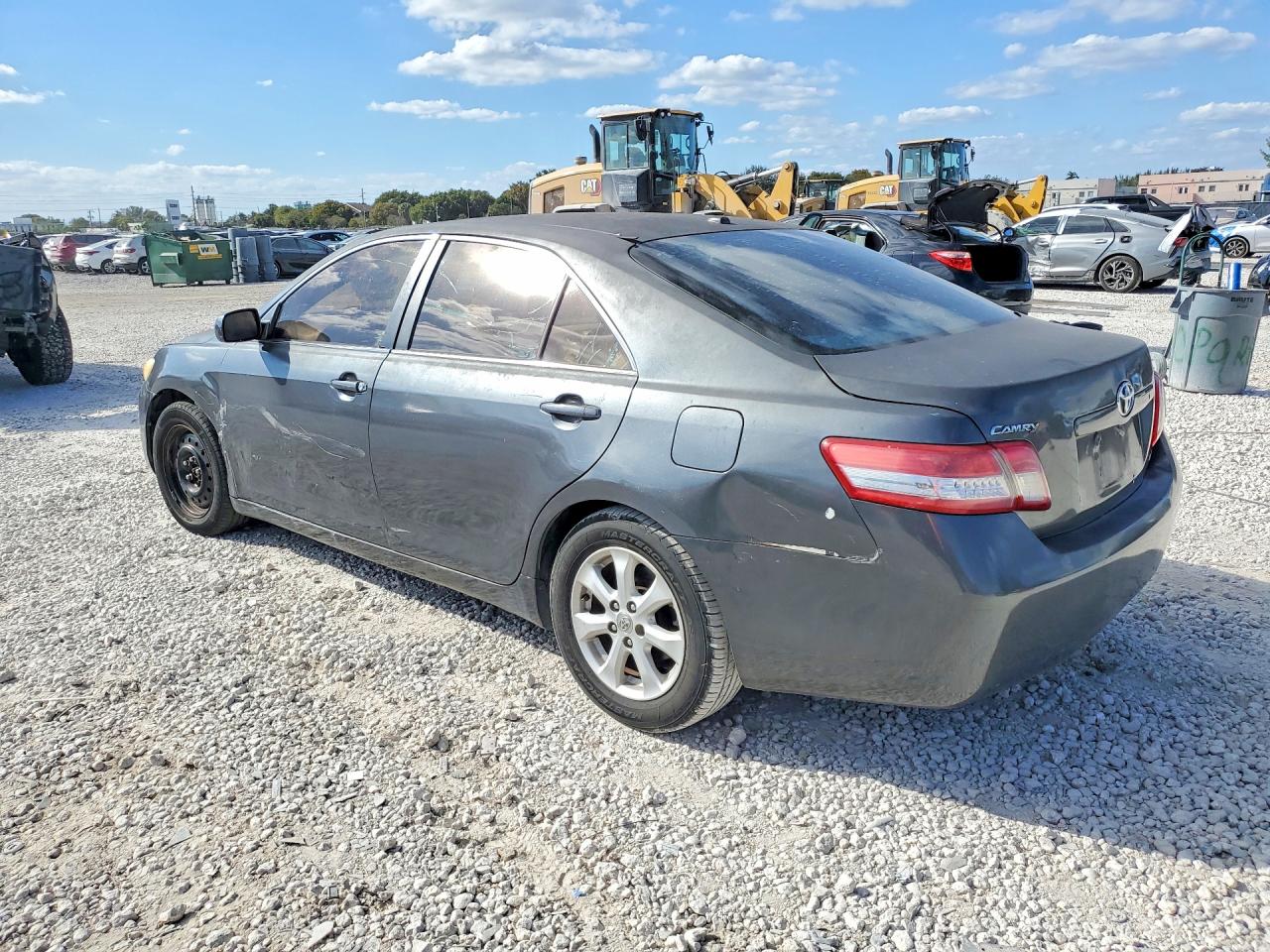 2011 TOYOTA CAMRY LE photo 3