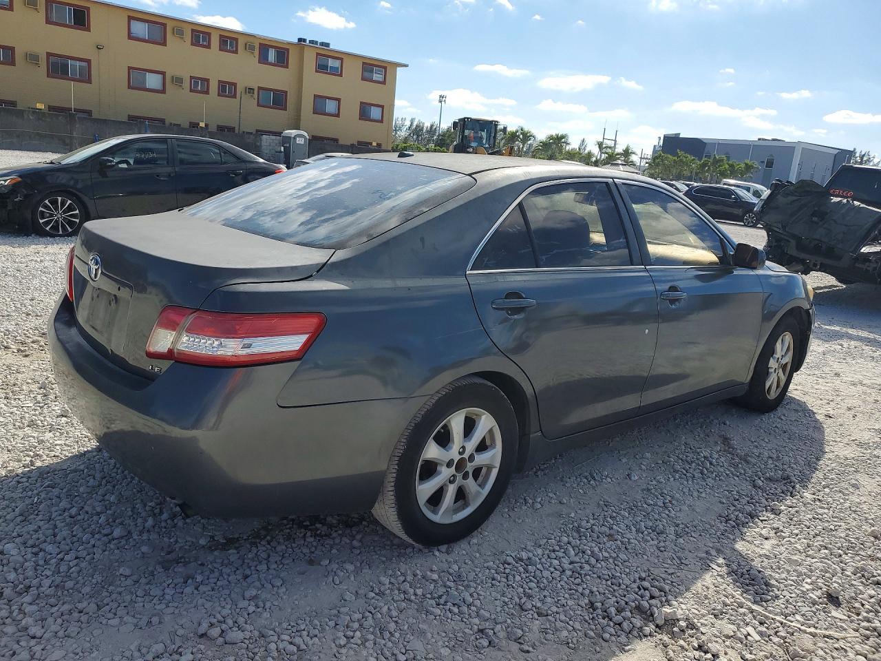 2011 TOYOTA CAMRY LE photo 5