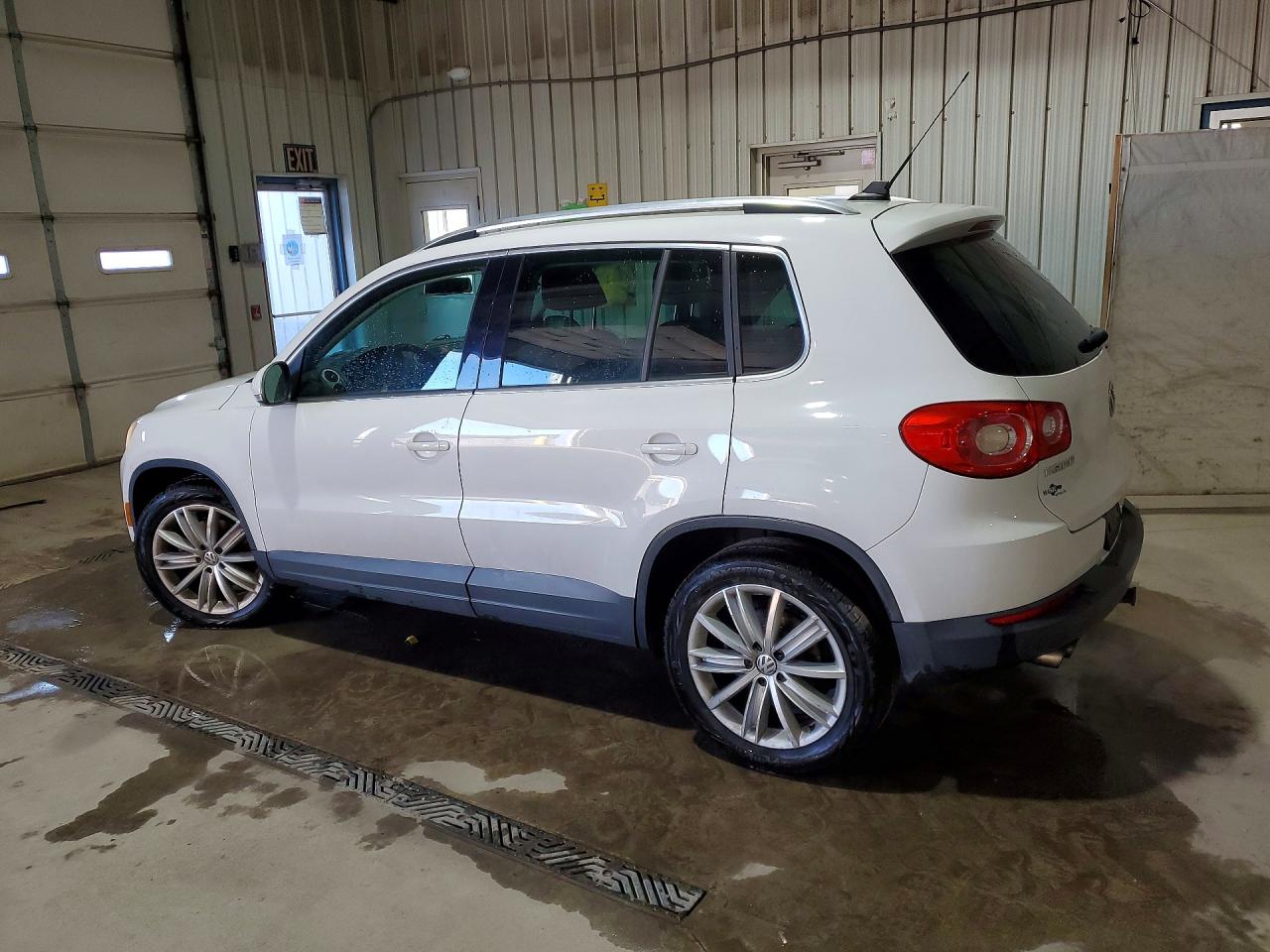 2011 VOLKSWAGEN TIGUAN S photo 4