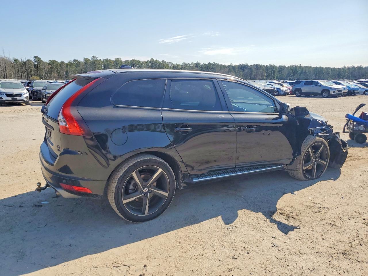 2016 VOLVO XC60 T6 R-DESIGN photo 3