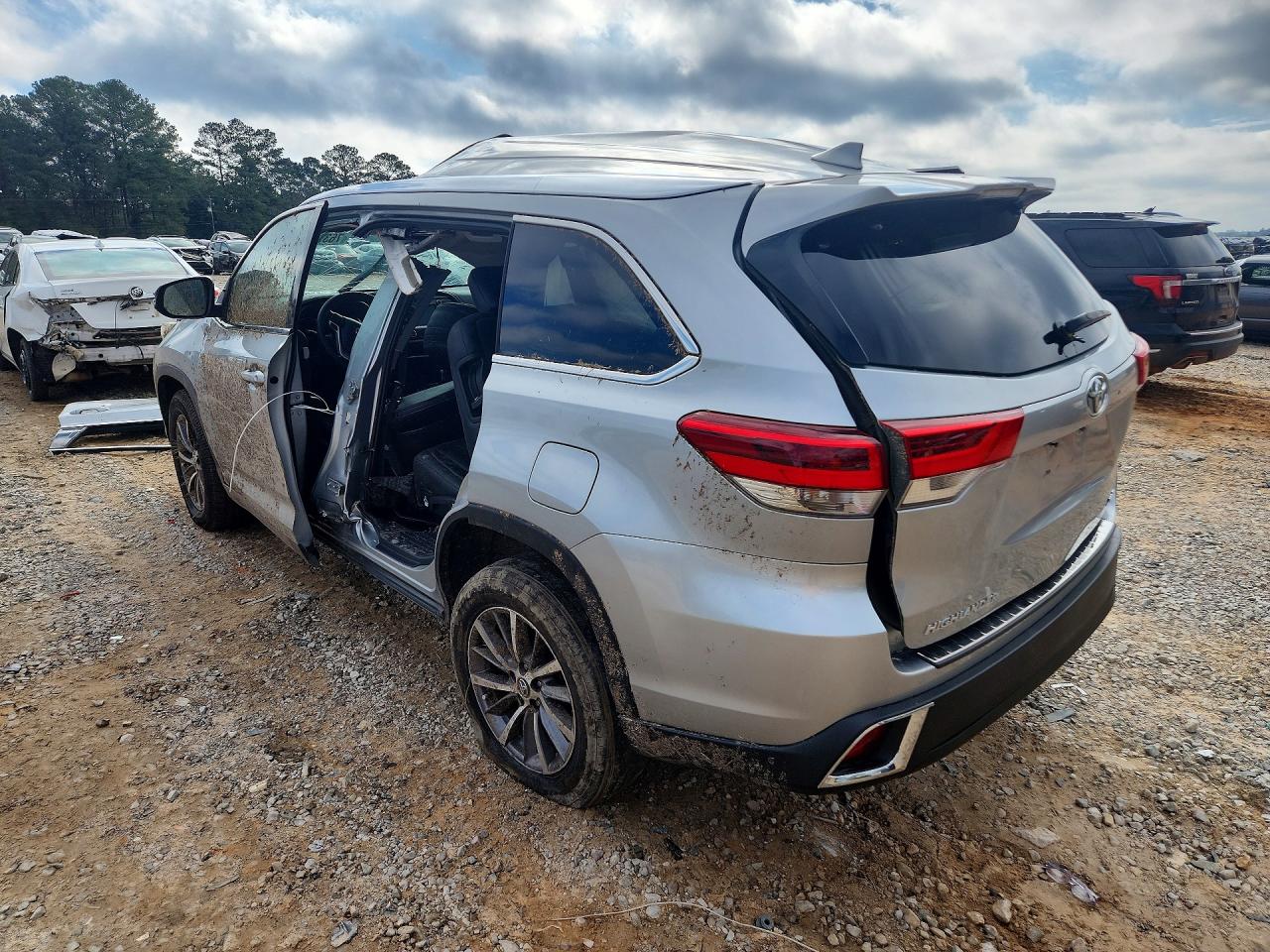 2019 TOYOTA HIGHLANDER SE photo 2