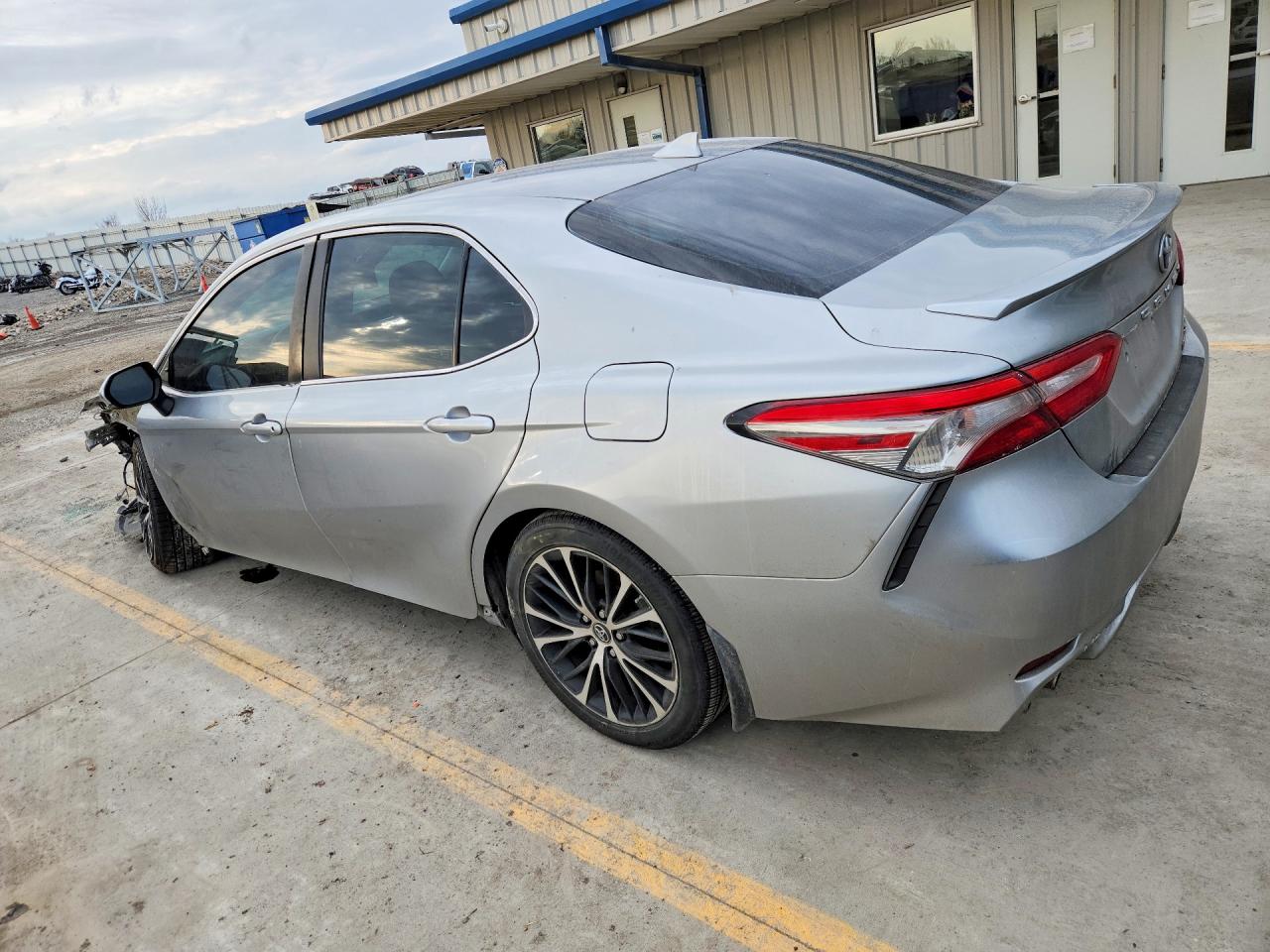 2019 TOYOTA CAMRY HYBRID photo 2