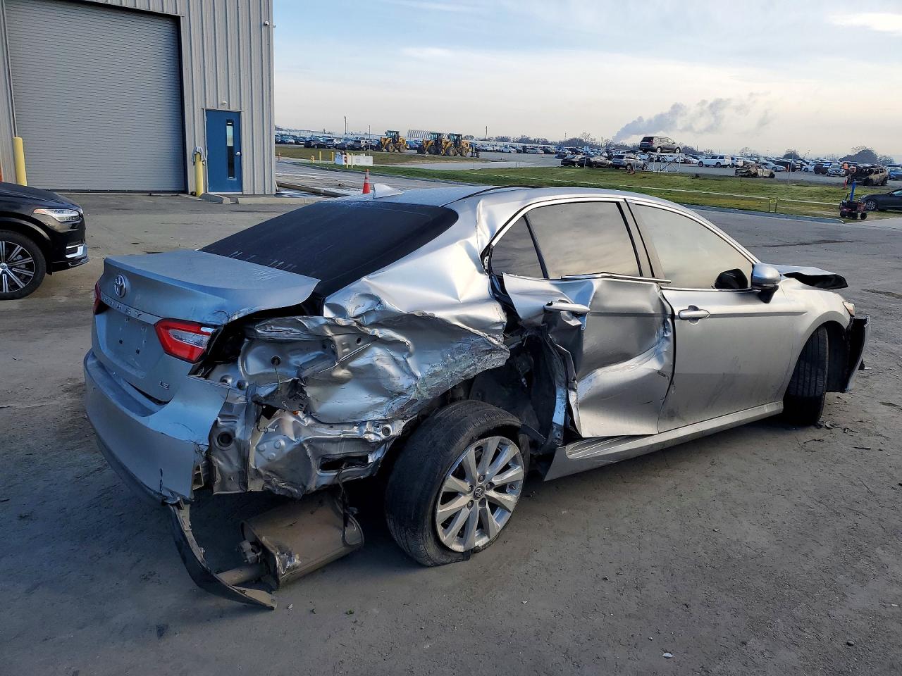 2019 TOYOTA CAMRY L photo 3