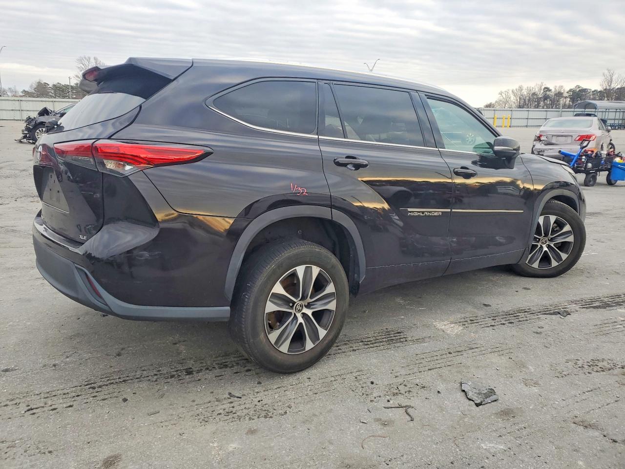 2021 TOYOTA HIGHLANDER XLE photo 5